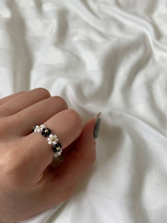 Daisy theme ring🤍🖤🌼🌷