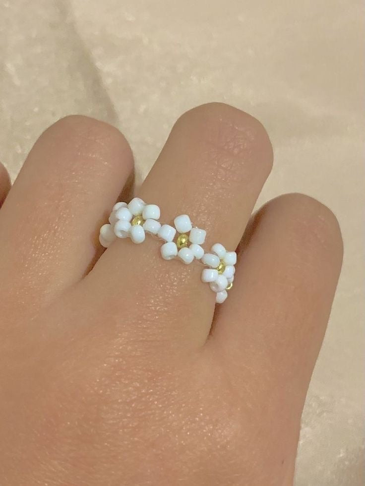 Daisy theme ring🤍🖤🌼🌷